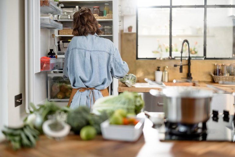家を不在にする時に夫の食事を作り置きする？ 「夫を子ども扱いして、そのツケを娘に回すようなことしないで」