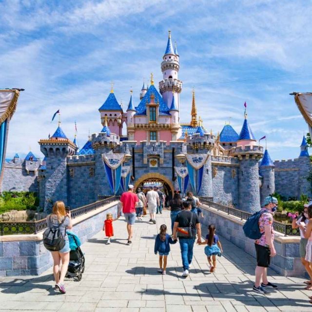 ディズニーランドで目撃された人気芸能人の「移動手段」にザワつく