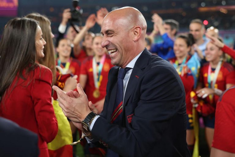 スペイン代表エルモソ選手への同意ないキス「嫌だった」と明かす – サッカー連盟会長の行動が物議