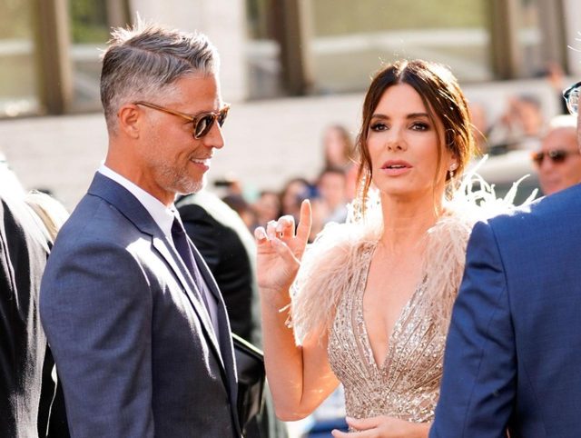 サンドラ・ブロックのパートナー、ブライアンがALSの闘病の末死去、享年57歳