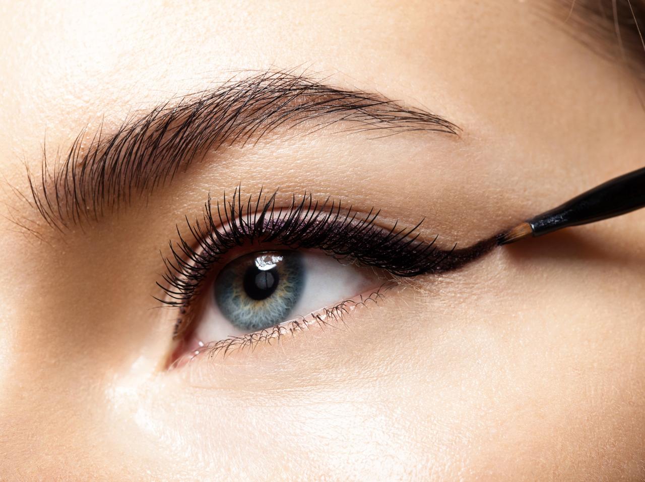 「落ちにくさ」でプロが絶賛!日本でも買える優秀アイライナーとは