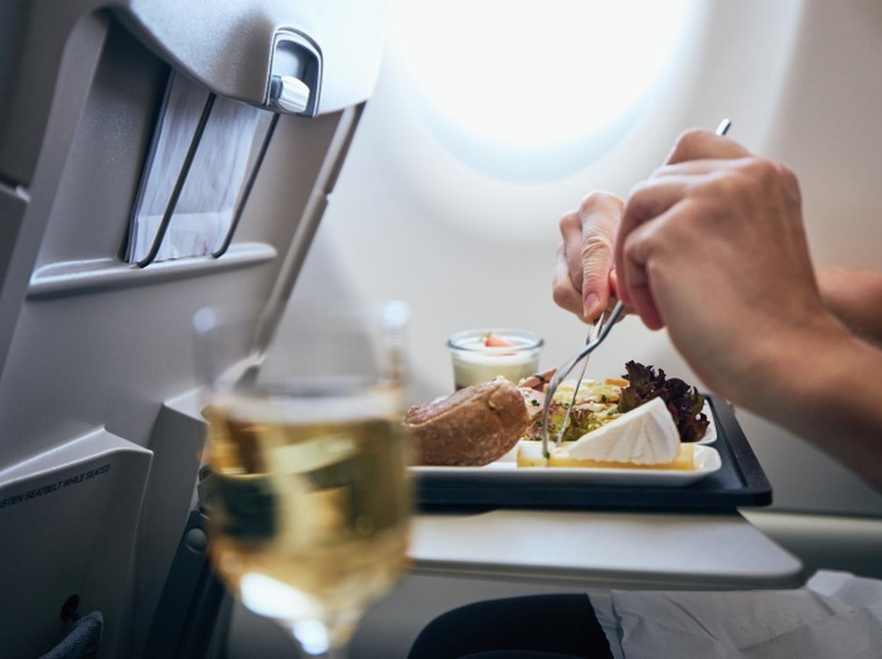 エコノミーの乗客が「ファーストクラスの機内食」を食べて思わぬトラブルに巻き込まれる