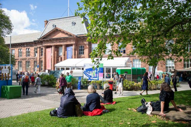 世界最大級の『本の祭典』で起きている「グリーンウォッシュ騒動」とは？ グレタさんの行動で火がつく