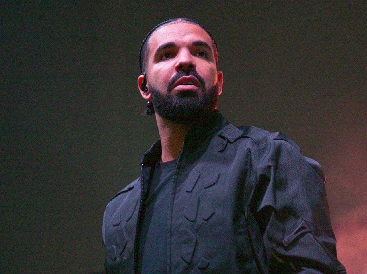 ドレイク、コンサート中に本を投げつけられるも「片手キャッチ」で危機回避