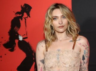 マイケル・ジャクソンの誕生日に“無反応”、非難された娘が反論