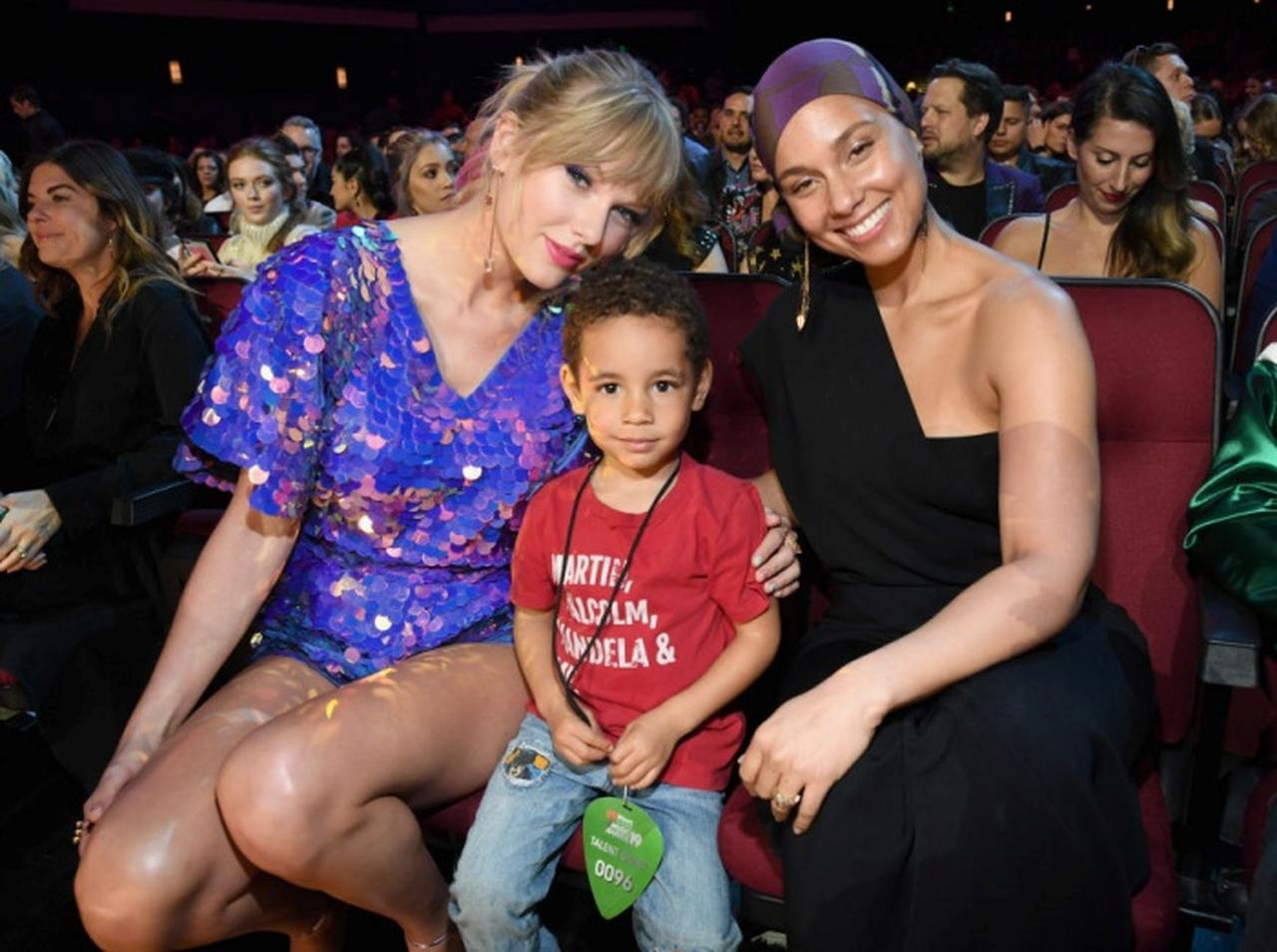 4年前にテイラー・スウィフトを“ナンパ”した8歳→コンサートに招待されキス