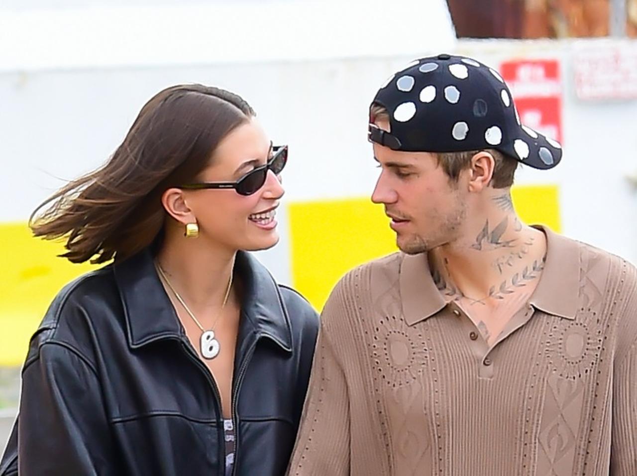 ファンから妻になったヘイリー・ビーバー、夫ジャスティン・ビーバーを見つめながらにっこり【写真アリ】