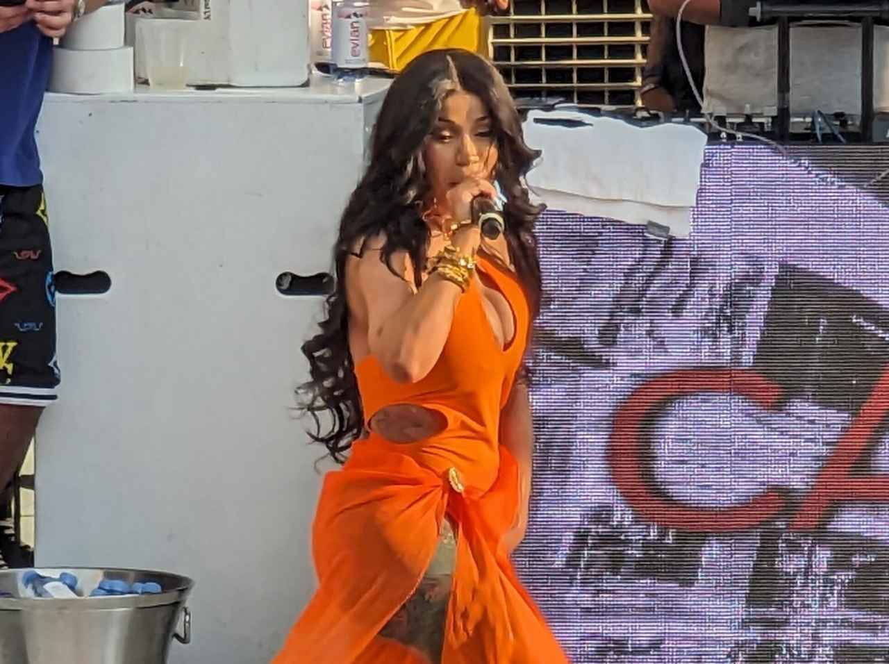 カーディ・B、コンサート中に観客から飲み物をぶっかけられる→マイクを投げつけて仕返し