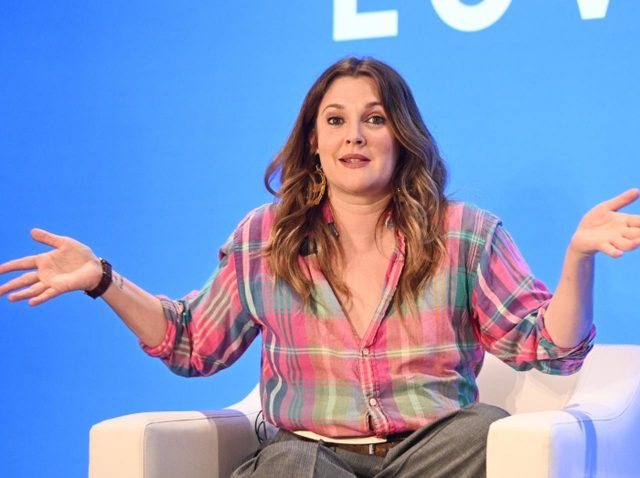 乱入したストーカーに「こんにちわ」と言ってしまったドリュー・バリモア、危険察知した同席者に避難させられる