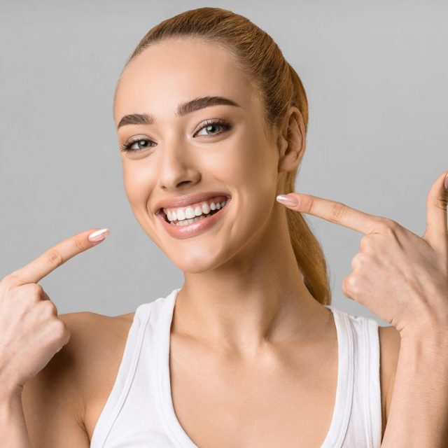 歯の「ホワイトニングシート」の正しい使い方は？歯科医がオススメする頻度＆使用時の注意