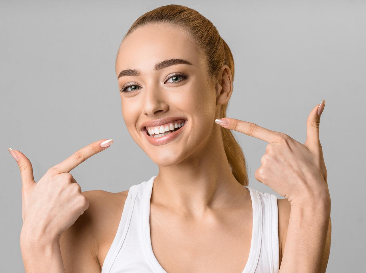 歯の「ホワイトニングシート」の正しい使い方は？歯科医がオススメする頻度＆使用時の注意