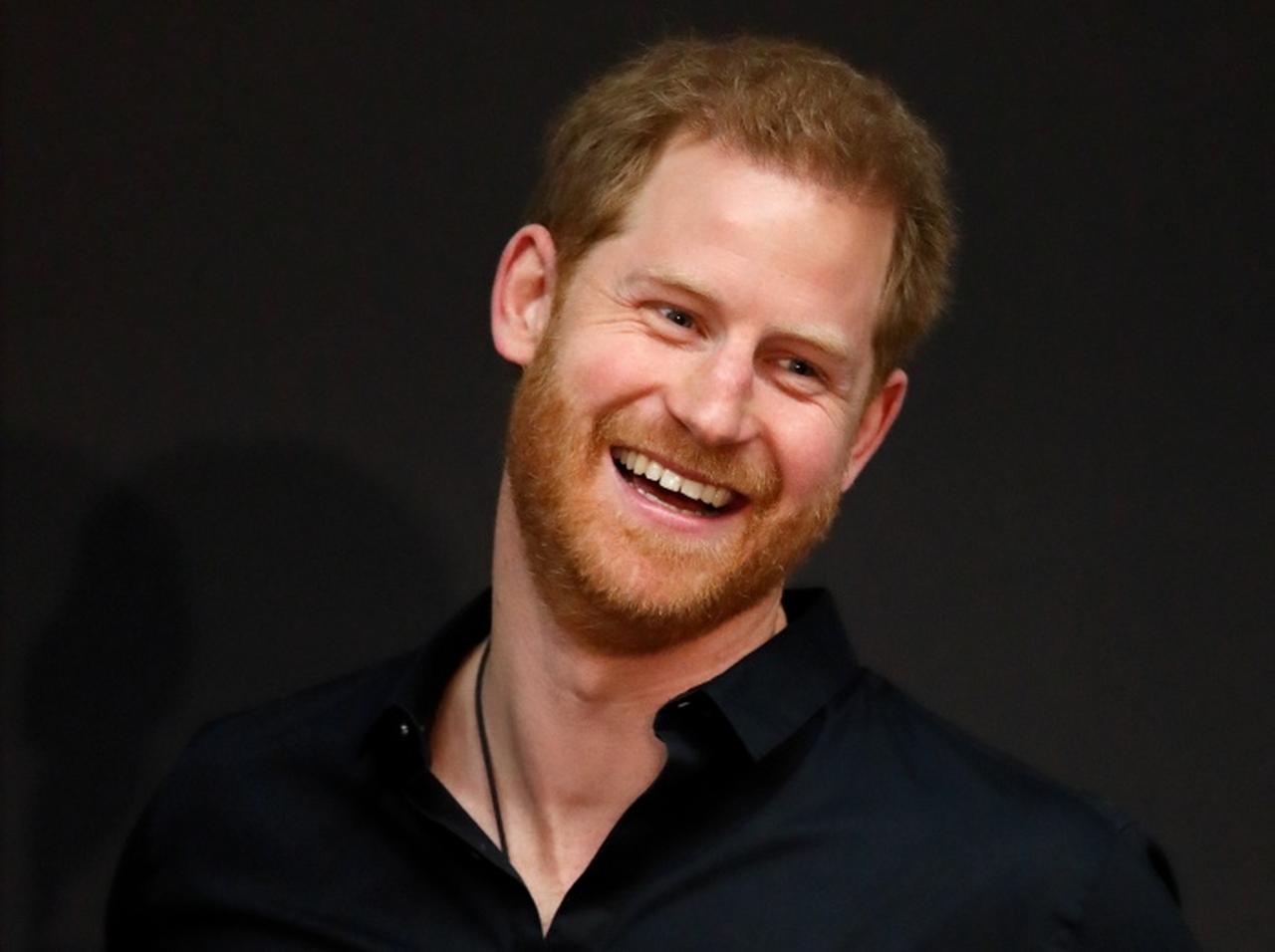 ヘンリー王子が来日、空港で笑顔を見せる