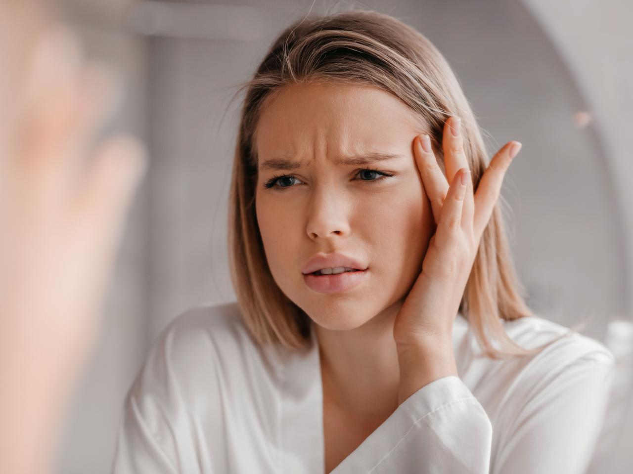 眉間にニキビができる原因とは?メカニズムとケア方法を専門家がアドバイス