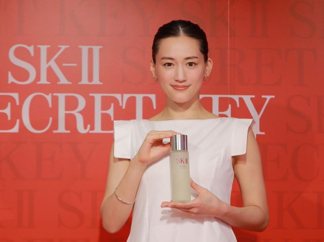 綾瀬はるか、SK-IIのイベントで肌年齢「27歳」と公開