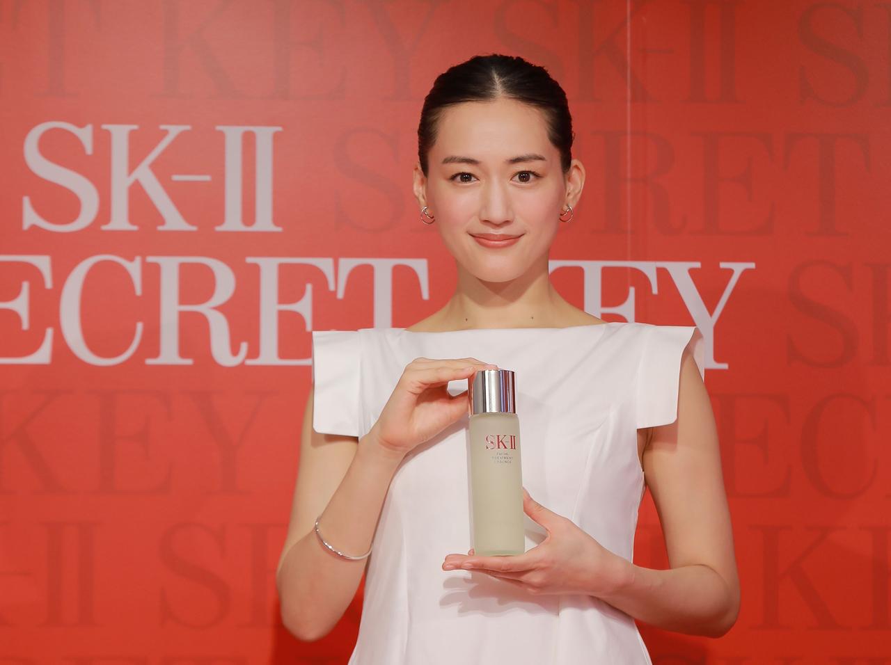 綾瀬はるか、SK-IIのイベントで肌年齢「27歳」と公開