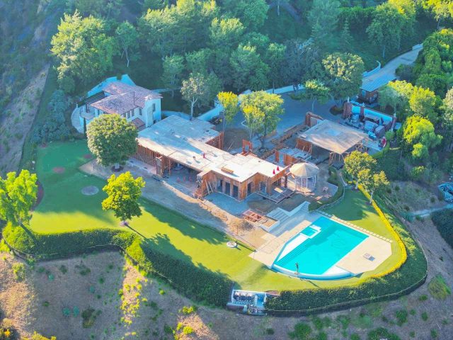 【写真アリ】120億円豪邸を改造中！バリバリに壊されたアデルの自宅にぽつんと残されたものに爆笑