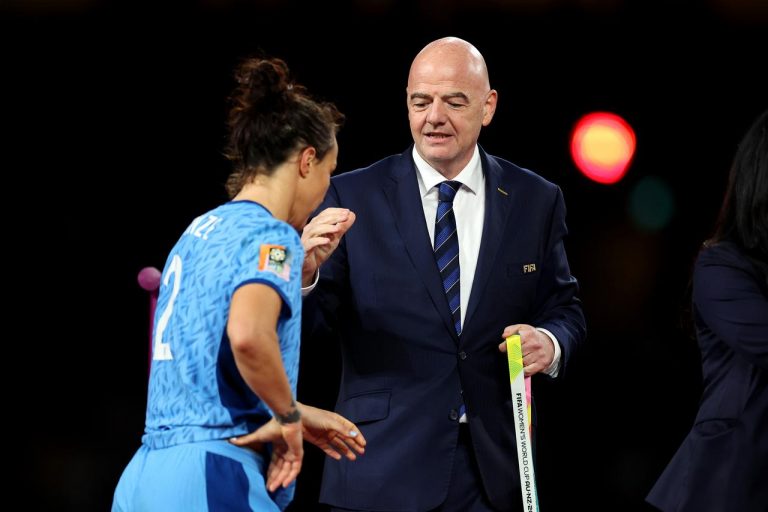 選手は『握手拒否』してBBCは『痛烈皮肉』… 勘違い“男女平等”発言のFIFA会長にW杯で冷たい対応