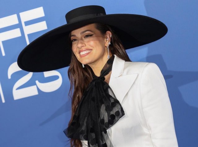 服が入らなかったら裸で撮影しろ、人気プラスサイズモデルが言われた酷すぎる言葉