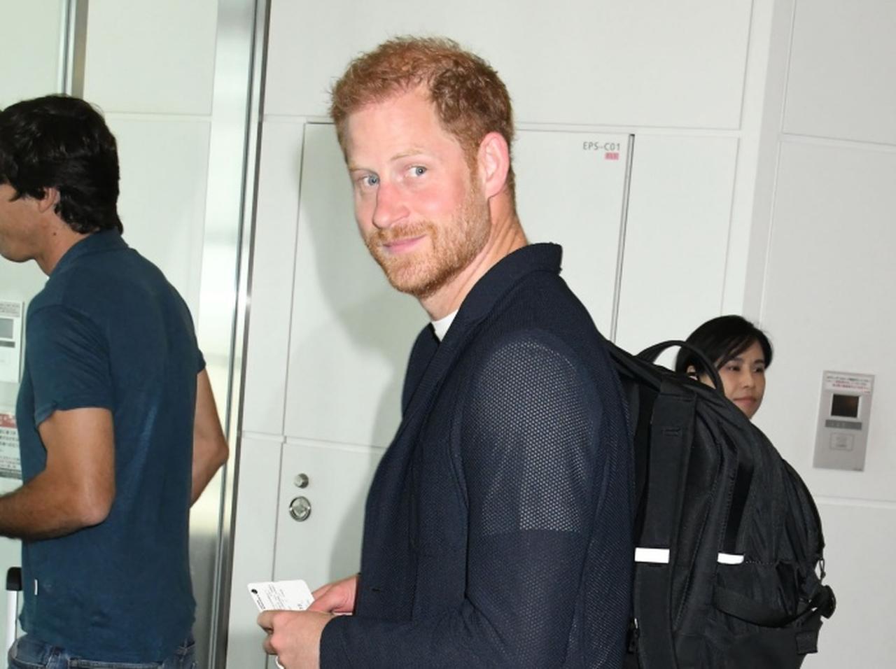 来日したヘンリー王子、空き時間に妻メーガン妃のためにショッピング