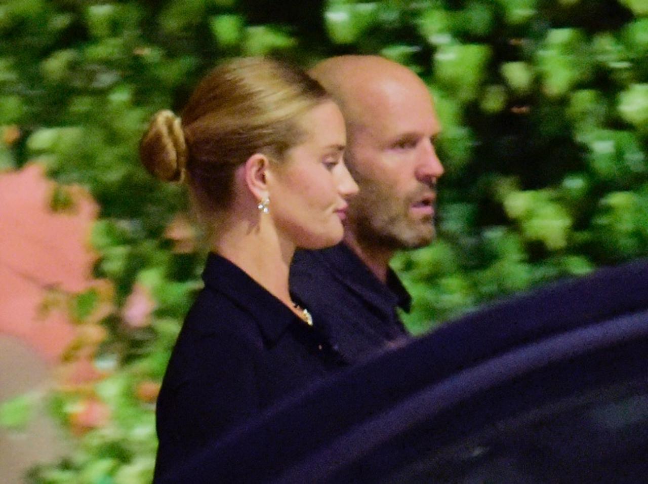 ジェイソン・ステイサム、“世界で最も美しい女性”に選ばれたパートナーと日本食レストランへ【写真アリ】