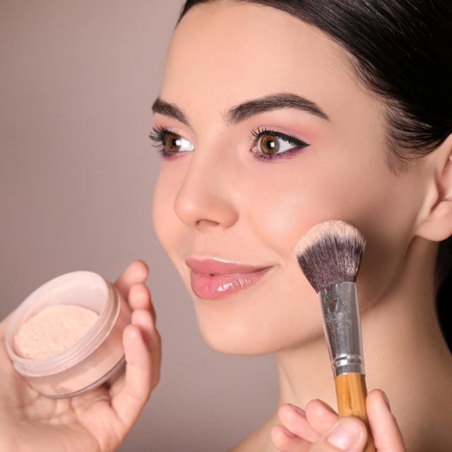 フェイスパウダーには「ブラシ」を使うのがオススメな理由