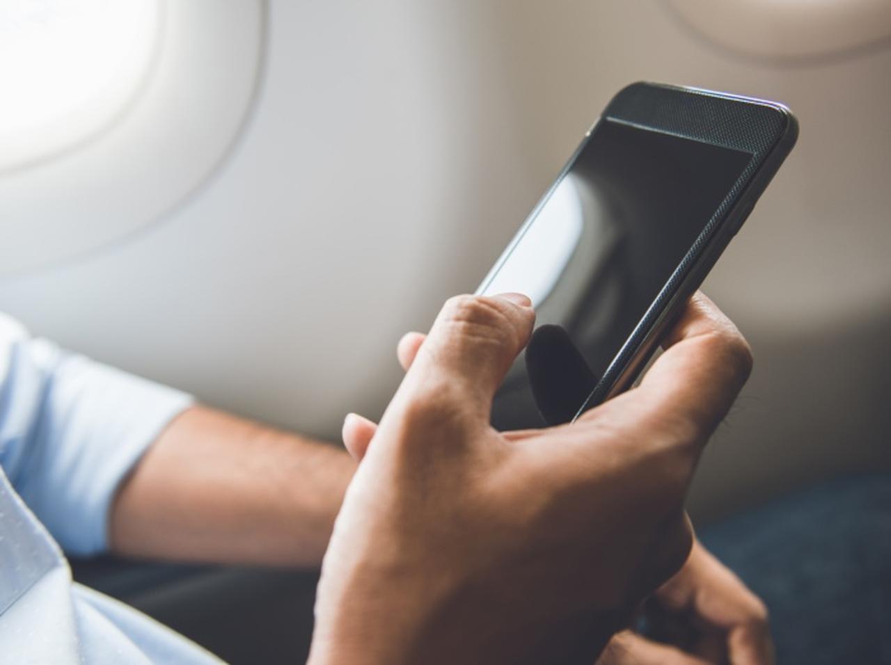 飛行機で隣の乗客にメールを「盗み見」された男性、浮気を疑われ“脅される”