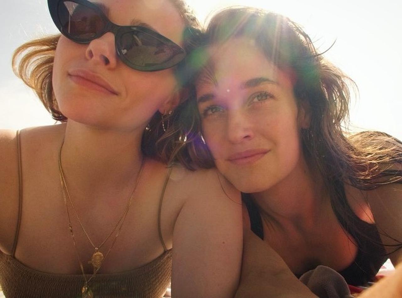 におわせラブラブ投稿も! クロエ・モレッツはモデル彼女と順調交際中