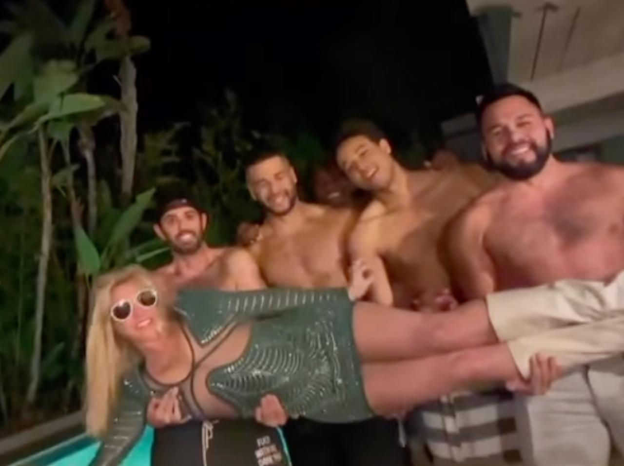 “お気に入りの男の子たち”を招いてひと晩中パーティー、離婚を発表したブリトニー・スピアーズが早くも1人を満喫