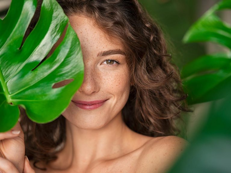 “ビタミンK”の美容効果って？クマ改善やエイジング効果が期待できる注目成分を解説