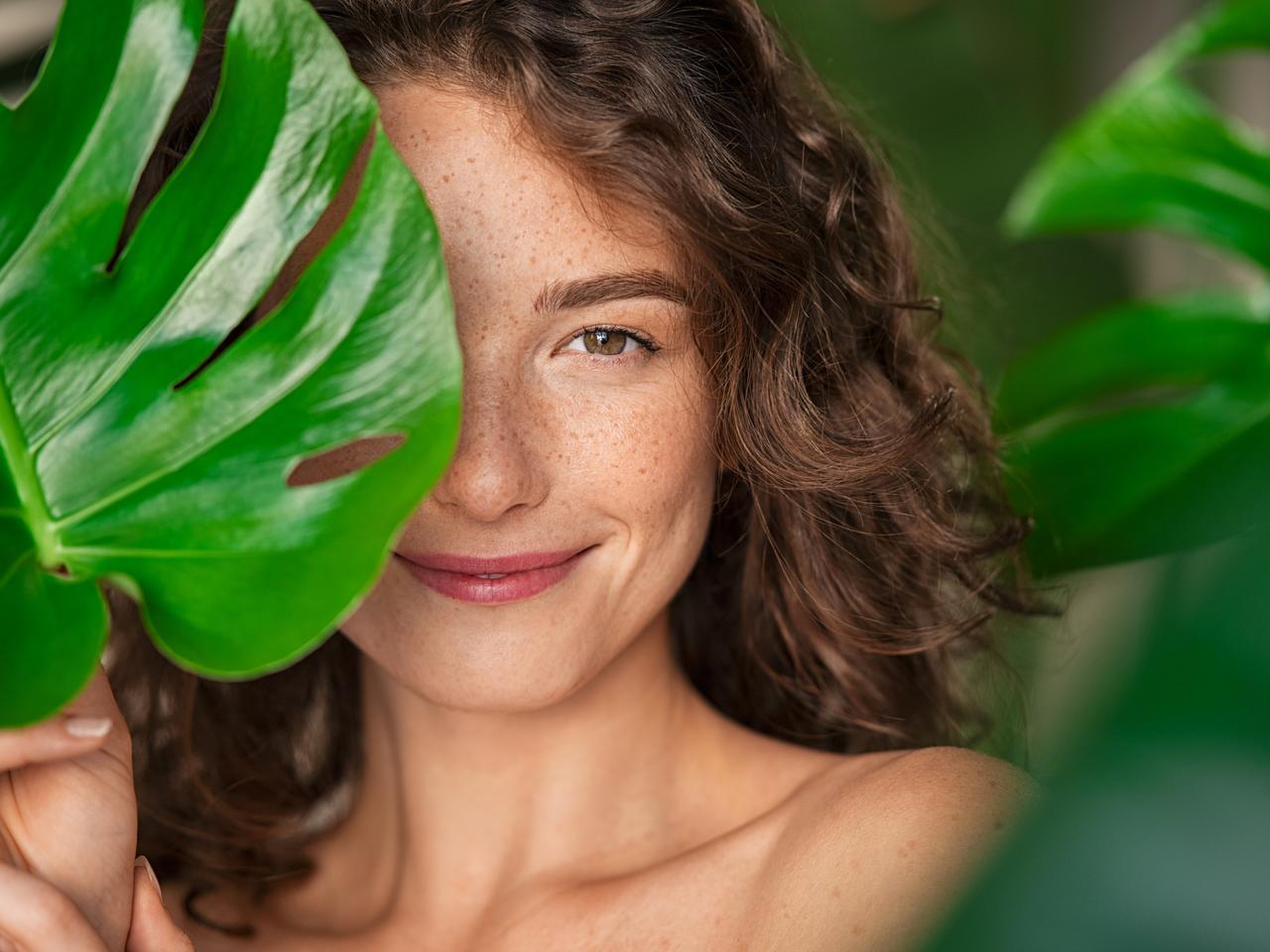 “ビタミンK”の美容効果って？クマ改善やエイジング効果が期待できる注目成分を解説