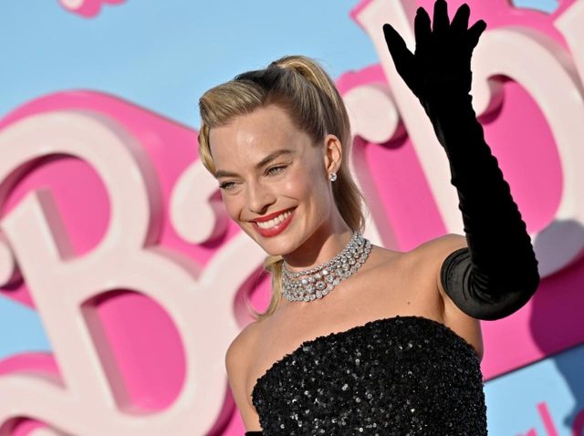 バービー役のマーゴット・ロビーとよく間違われる「そっくり女優」が『バービー』に出演している