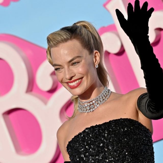 バービー役のマーゴット・ロビーとよく間違われる「そっくり女優」が『バービー』に出演している