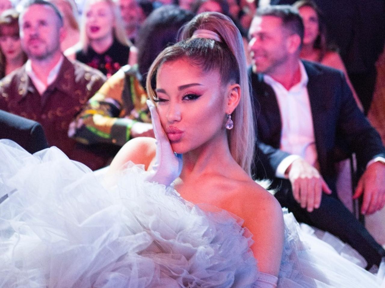 アリアナ・グランデの右手の甲が「タトゥー」で埋まる