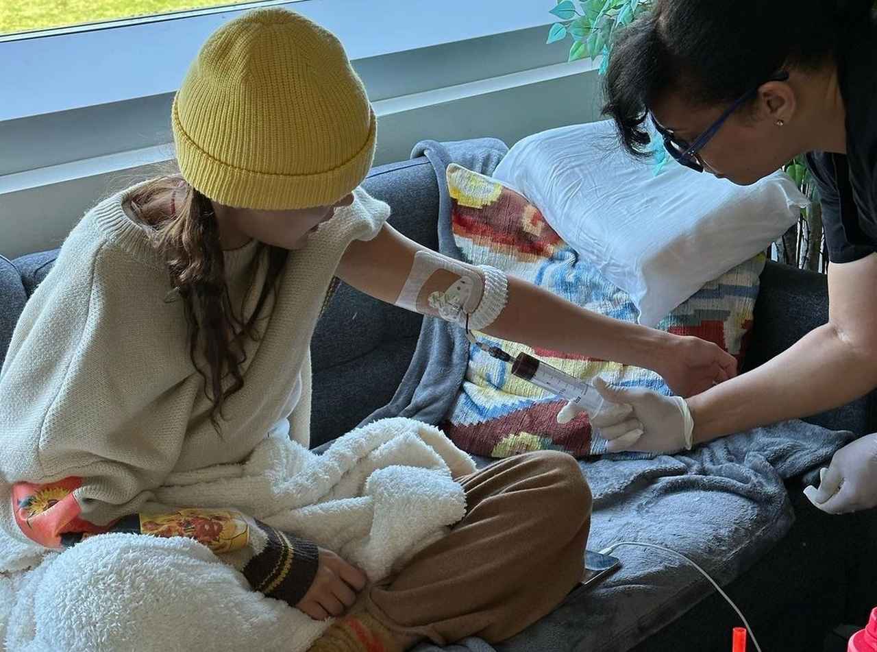 表舞台去ったトップモデル、ベラ・ハディッドが闘病中の写真を公開、「15年にわたる見えない苦しみ」との闘いを語る