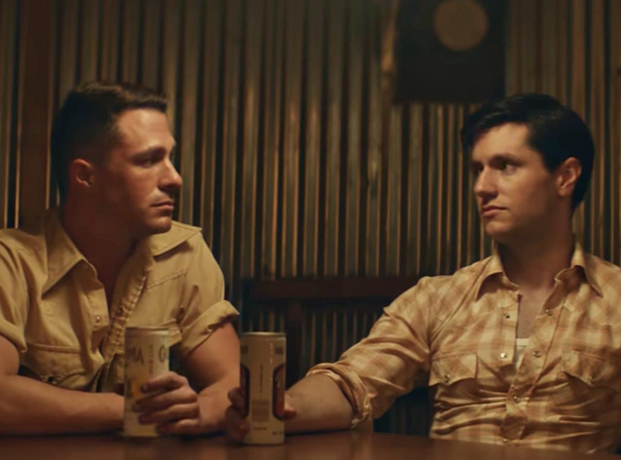 田舎町の男性2人の愛を描いたカントリー曲「In Your Love」のMVが美しい