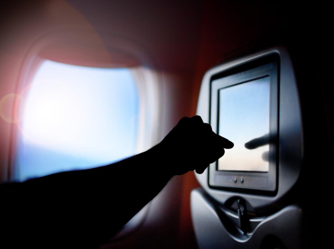 飛行機の機内で母親と10代の娘が『性的暴行』を受ける、客室乗務員に助けを求めるも「あからさまに無視」と主張