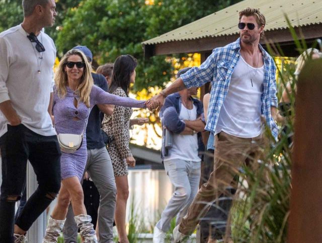 クリス・ヘムズワース、友人セレブ夫妻とダブルデート【写真アリ】