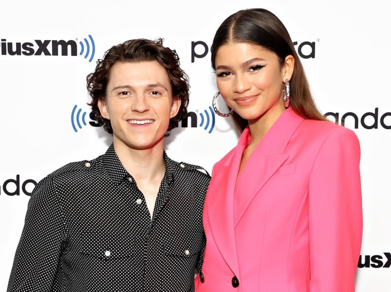 『スパイダーマン』カップルは順調交際中!トム・ホランドが恋人ゼンデイヤの愛犬と散歩に出かける【写真アリ】