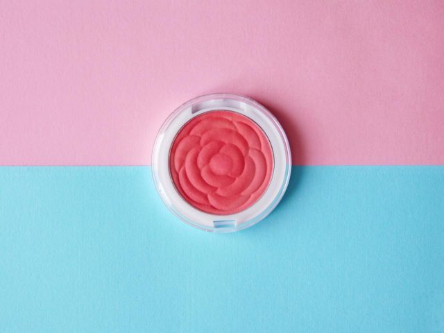 あか抜けポイントは「チーク」の塗り方にアリ！左右対称に仕上げるコツ