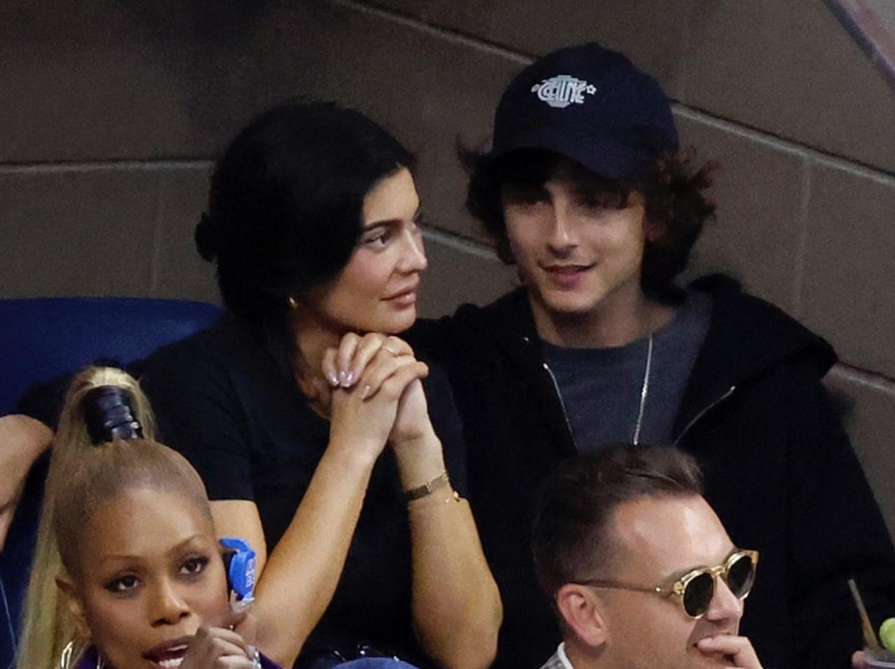 カイリー・ジェンナー&ティモシー・シャラメがスポーツ観戦中にイチャつきまくる【写真アリ】