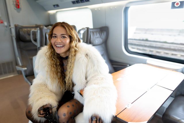 ヴェネチア国際映画祭まで「電車移動」したセレブがいた！【写真アリ】