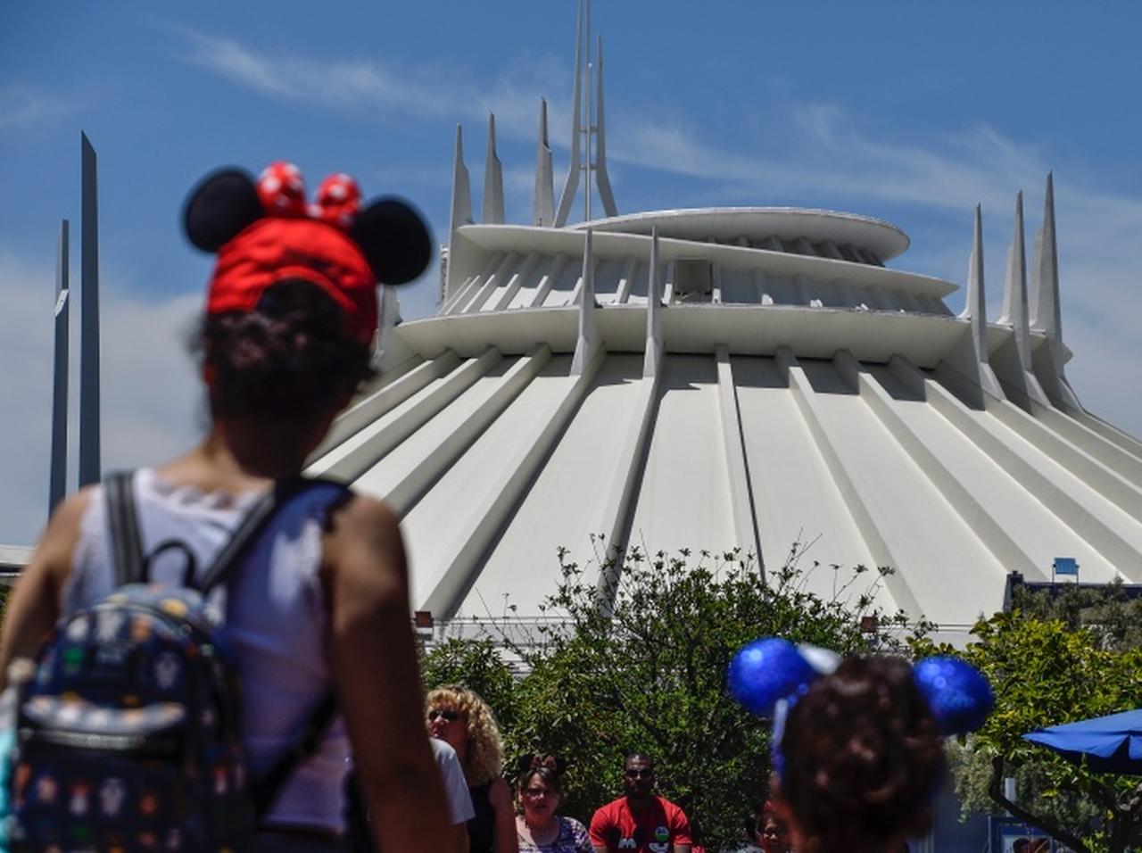 ディズニーランド、スペース・マウンテンでゲストが「脱出」するところを目撃される