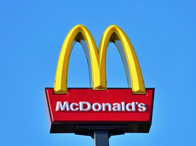 マクドナルドで働くためにCAを辞めた女性、今のほうが「給料が良い」と明かす