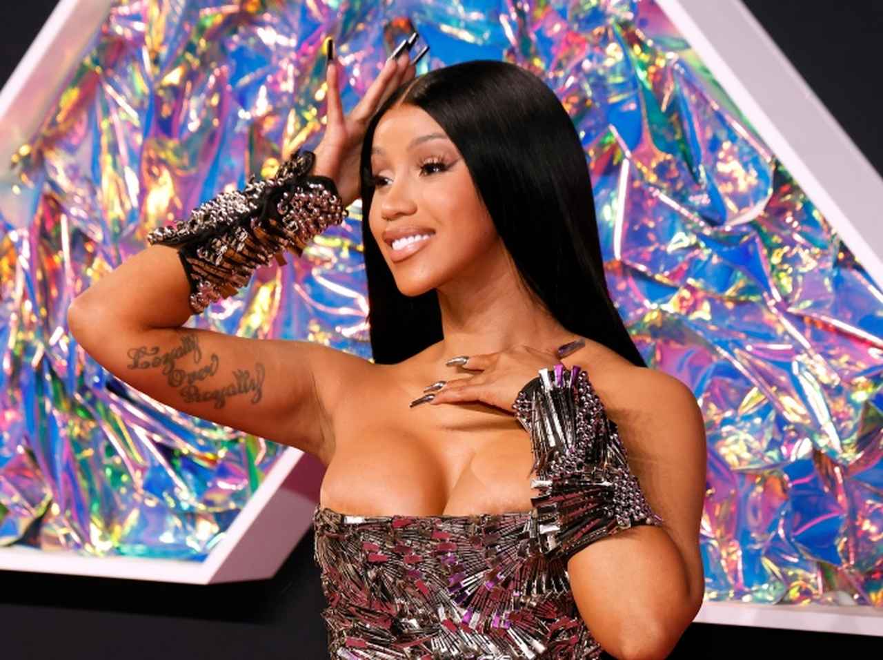 カーディ・B、夫がお腹に入れたマイケル・ジャクソンのタトゥーのせいで「ヤる気」を失う