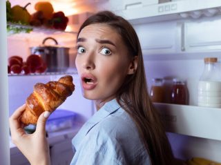 空腹すぎて眠れない！寝る直前に食べてもOKな食品＆NGな食品【永久保存版】