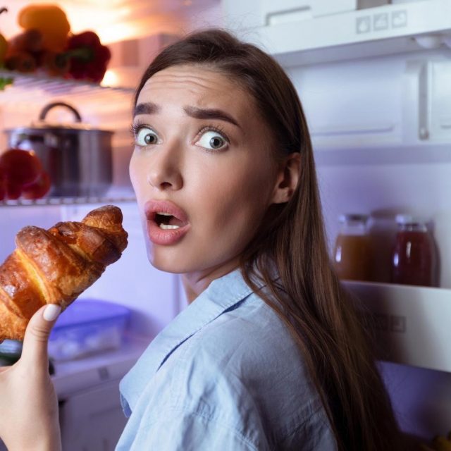 空腹すぎて眠れない！寝る直前に食べてもOKな食品＆NGな食品【永久保存版】