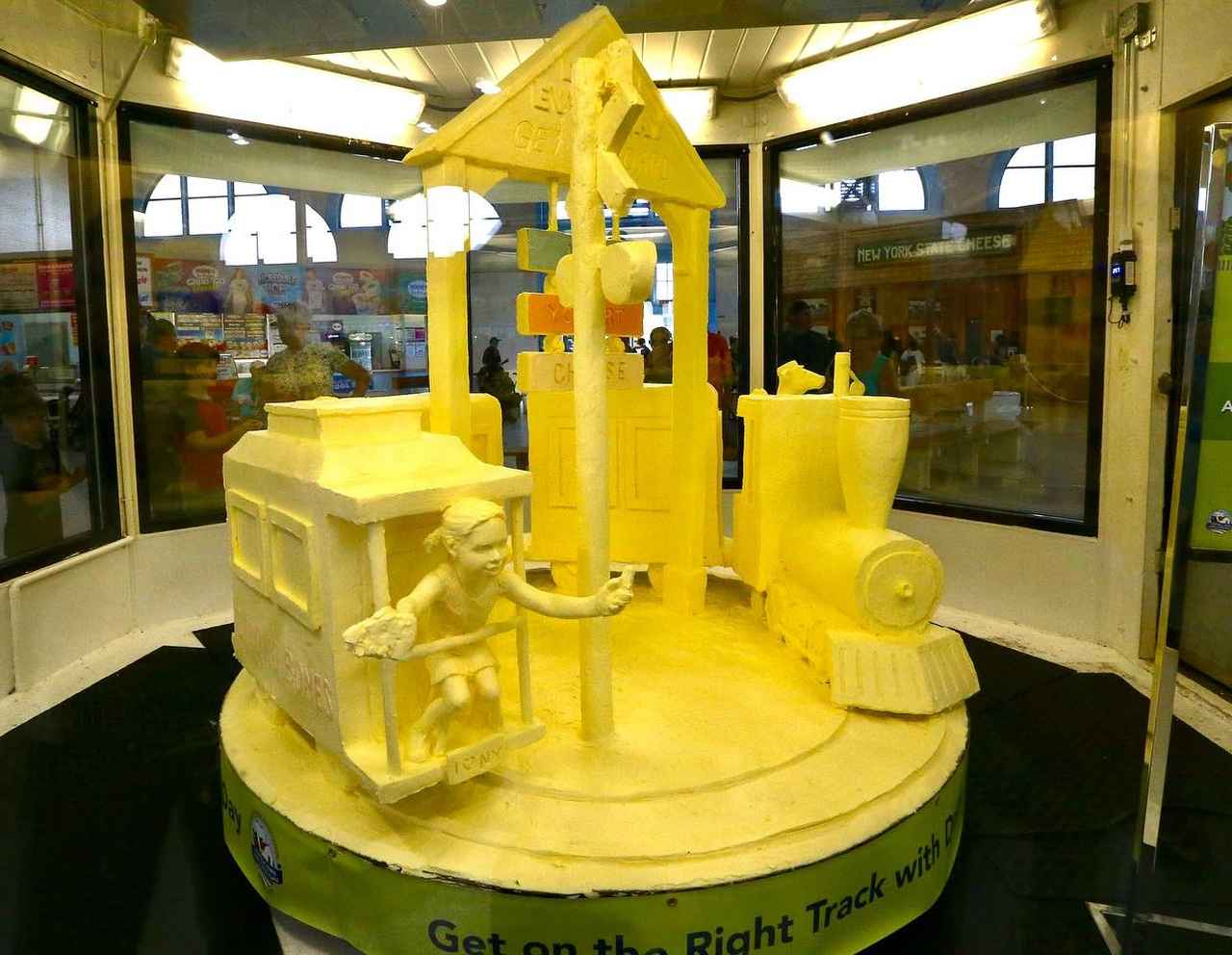 『360キロのバター彫刻』は祭りが終わったらどこへ行く? 意外な使われ方をしていた!