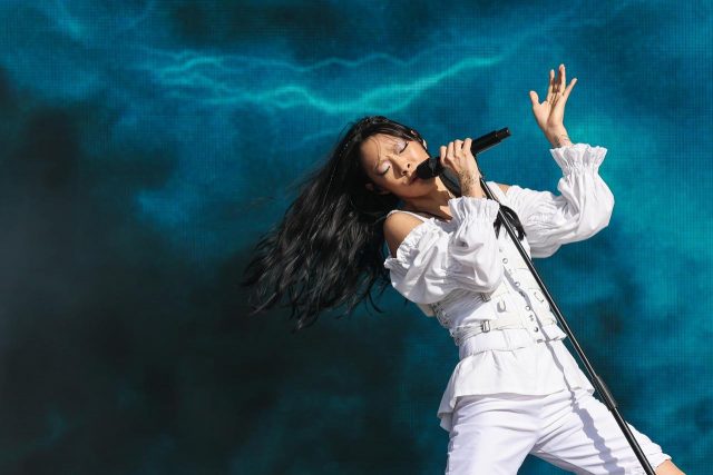 リナ・サワヤマ、17歳でグルーミング被害受けたことに大人になって気づいた