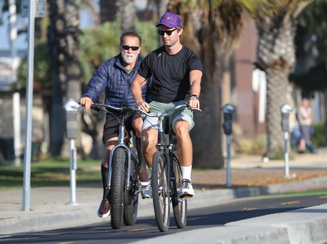 シュワちゃん、おなじみの“イカつい自転車”に乗って「俳優の息子」と出かける