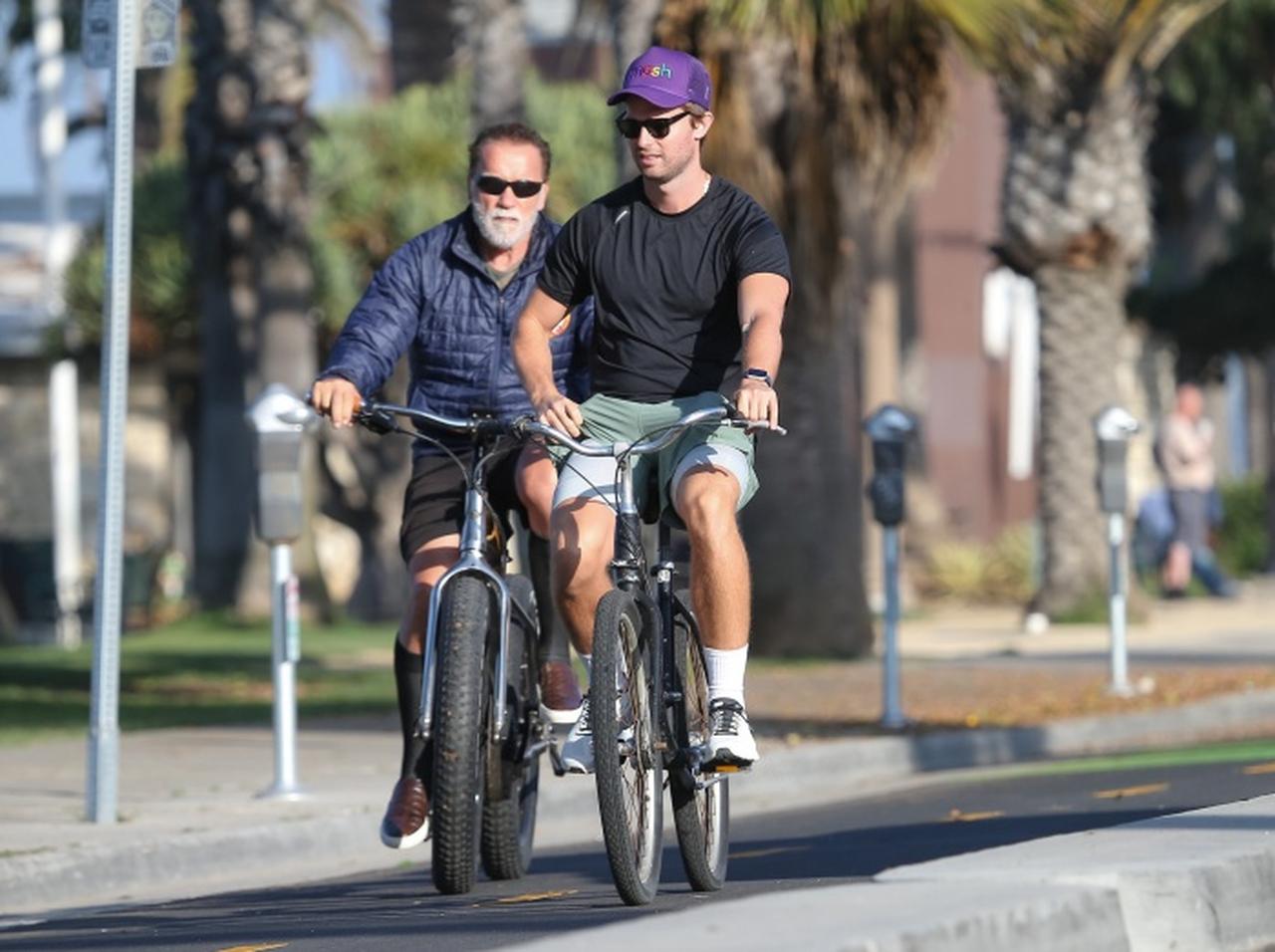 シュワちゃん、おなじみの“イカつい自転車”に乗って「俳優の息子」と出かける